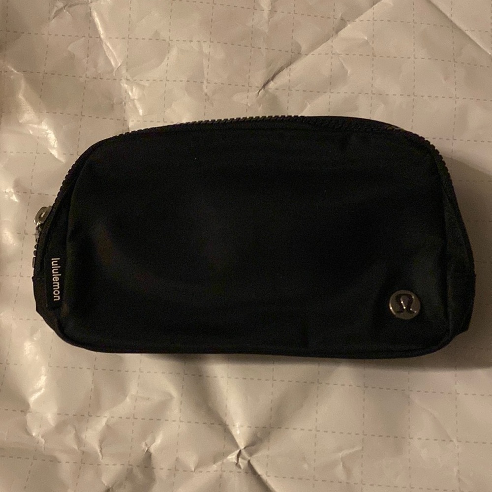 Lululemon Belt Bag in Black